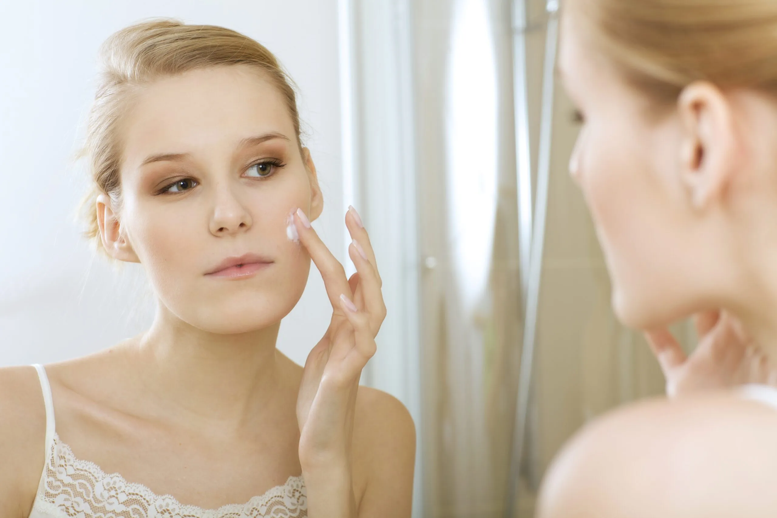 Bathing with hot keeps skin moistirized